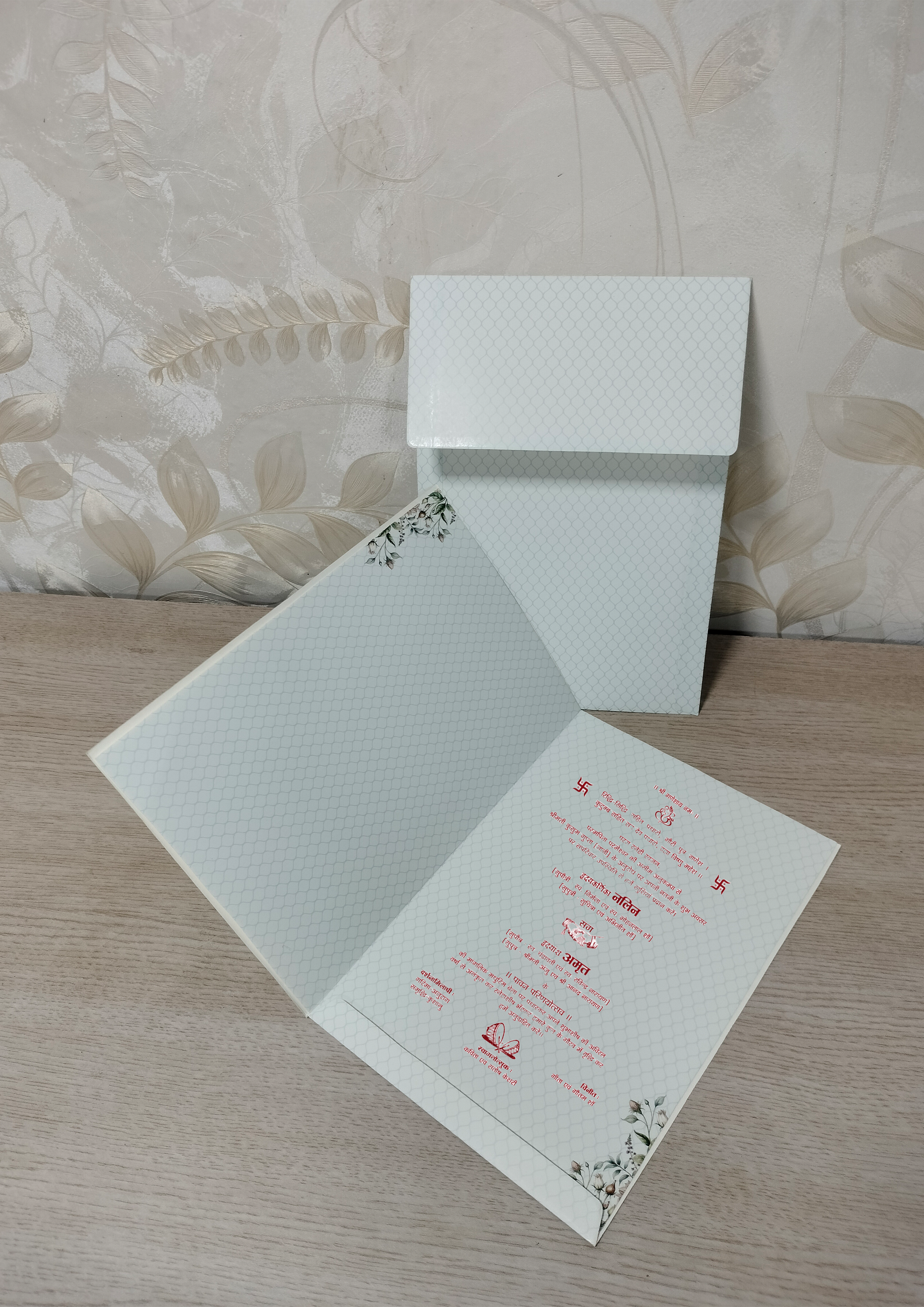 Off White Lattice Pattern Invitation Card with Floral Corners and Gold Emblem (313080) — photo 4