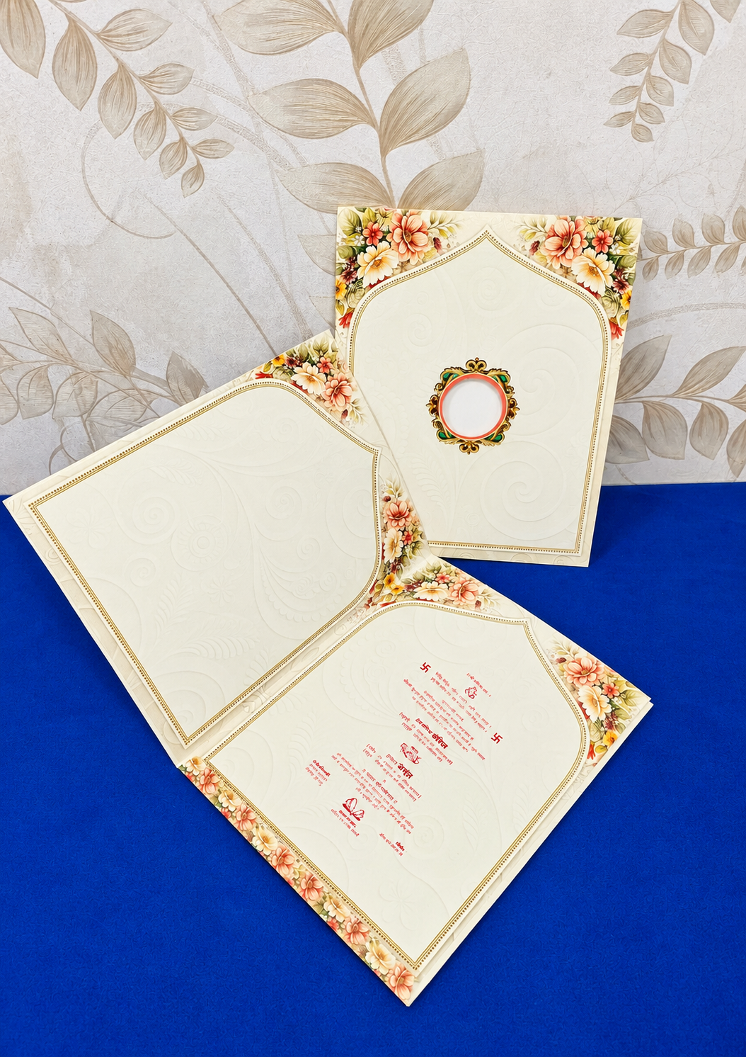Off White Floral Wedding Invitation Card with Arch Pattern and Golden Rose Emblem (313087) — photo 4